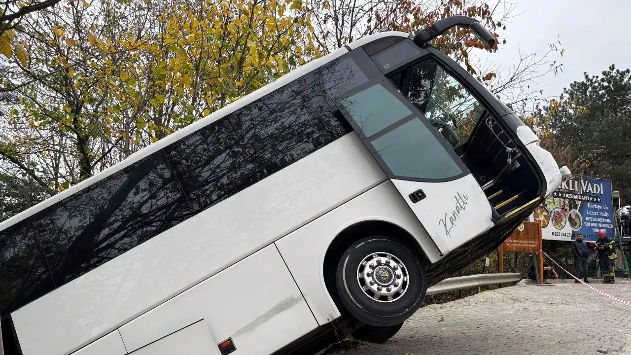 Facianın eşiğinden dönüldü: Tur otobüsü şarampole düştü