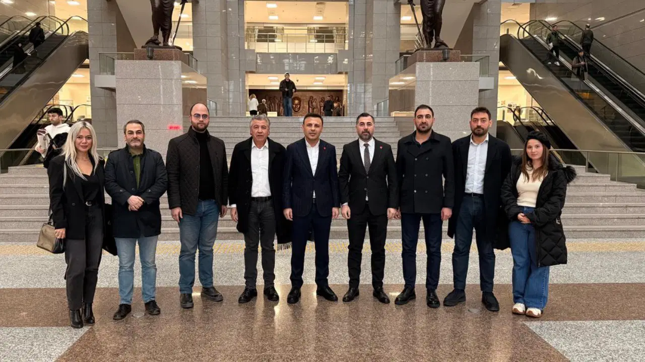 CHP'den AKP'nin afişleri için suç duyurusu