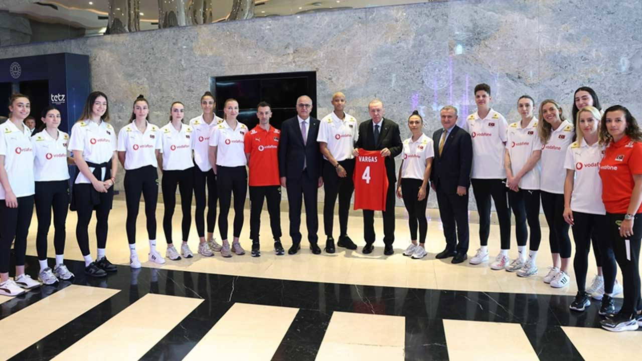 Cumhurbaşkanı Erdoğan, A Milli Kadın Voleybol Takımı'nı kabul etti