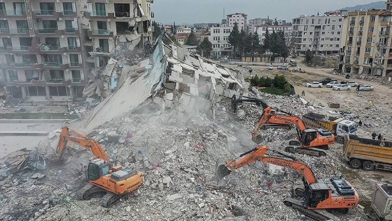 Depremde yıkılan Özlem Bayraktar Apartmanı davası... Müteahhit Atmaca: 'Kamu görevlileri de sorumludur'