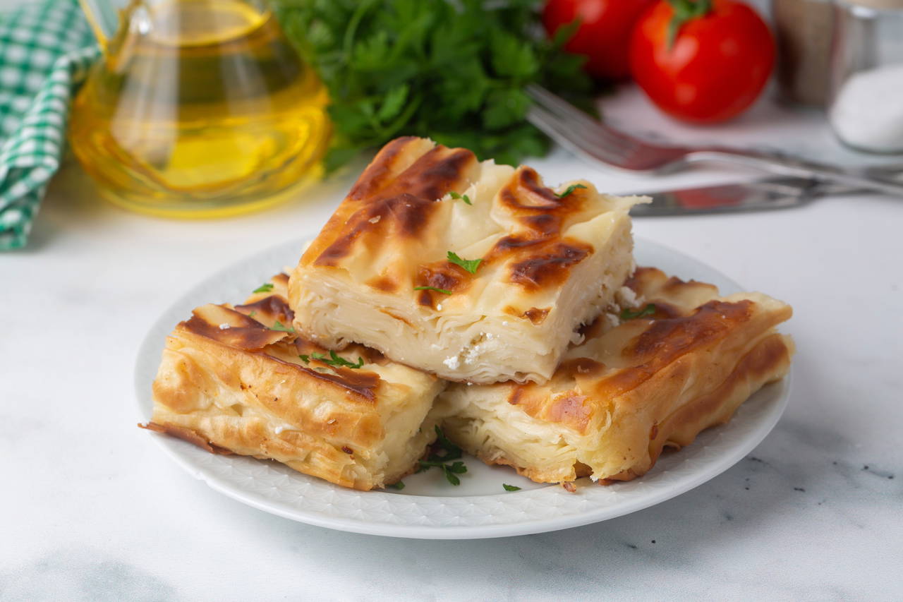 Kalabalık kahvaltı sofralarına çok yakışan kat kat lezzet: Yalancı su böreği tarifi