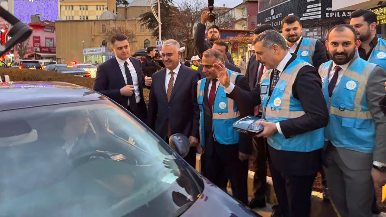 İçişleri Bakanı Çiftçi AKP Gençlik Kolları yeleği giydi, iftarlık dağıttı