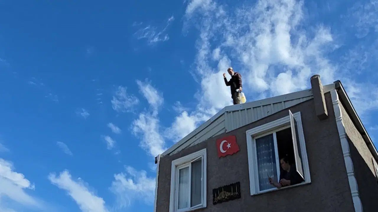 Mudanya'da gergin anlar: Evinin yıkımına engel olmak için benzin bidonuyla çatıya çıktı