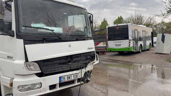 Halk otobüsü ile nakliye kamyonu çarpıştı: Yaralılar var!