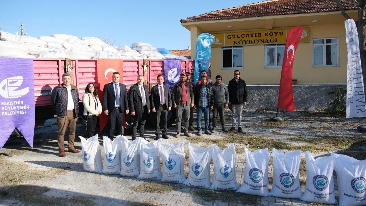 Sivrihisar Gülçayır’da üretim döngüsü tamamlandı: Hasat edilen ürünler yeniden çiftçiye dağıtıldı