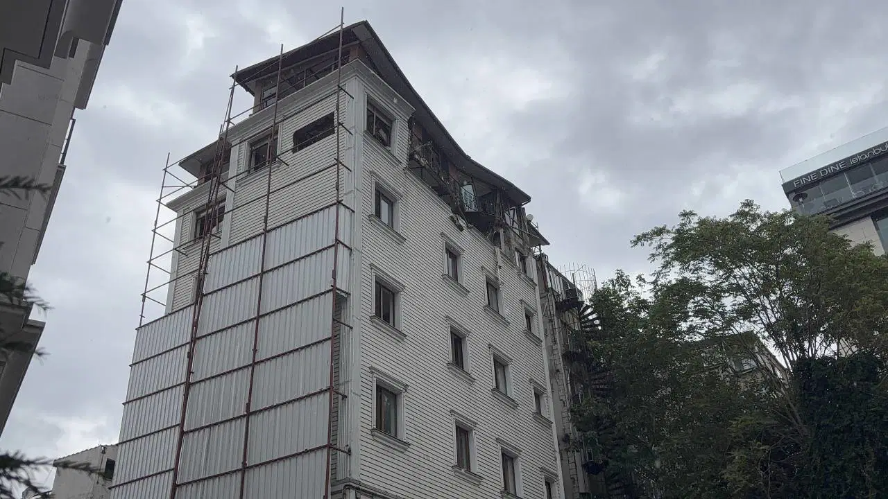 Fatih'te boşaltılan otelde çökme: Bölge, yaya ve araç trafiğine kapatıldı