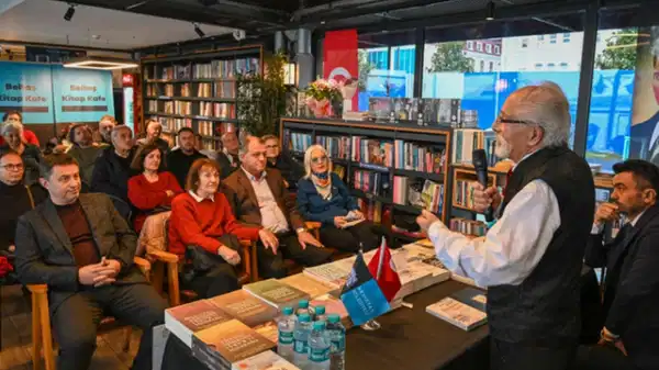 Cumhuriyet yazarı Prof. Dr. Emre Kongar, Beltaş Kitap Kafe’de okurlarıyla buluştu