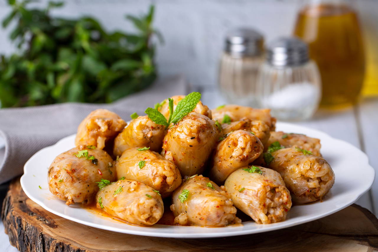 Her mevsim sofralara çok yakışan geleneksel lezzet: MasterChef zeytinyağlı soğan dolması tarifi