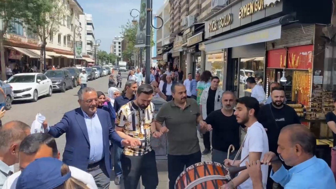 Terör örgütü PKK’nın Fesih Kararı Sonrası Diyarbakır'da Yurttaşlar Halay çekti thumbnail