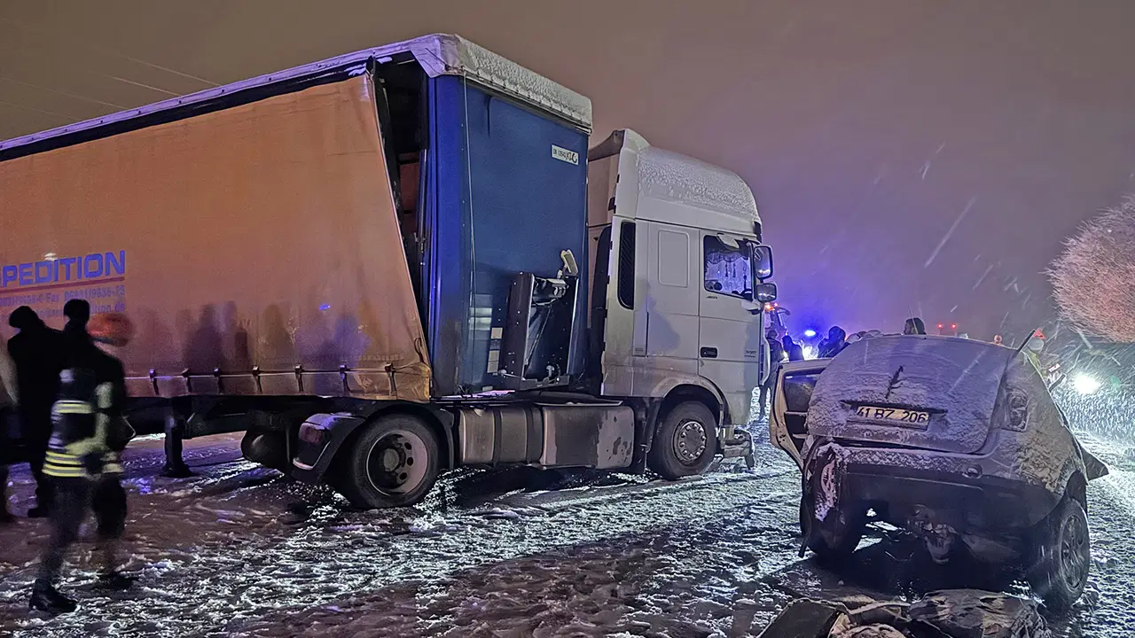 Erzurum'da feci kaza: 4 kişi hayatını kaybetti