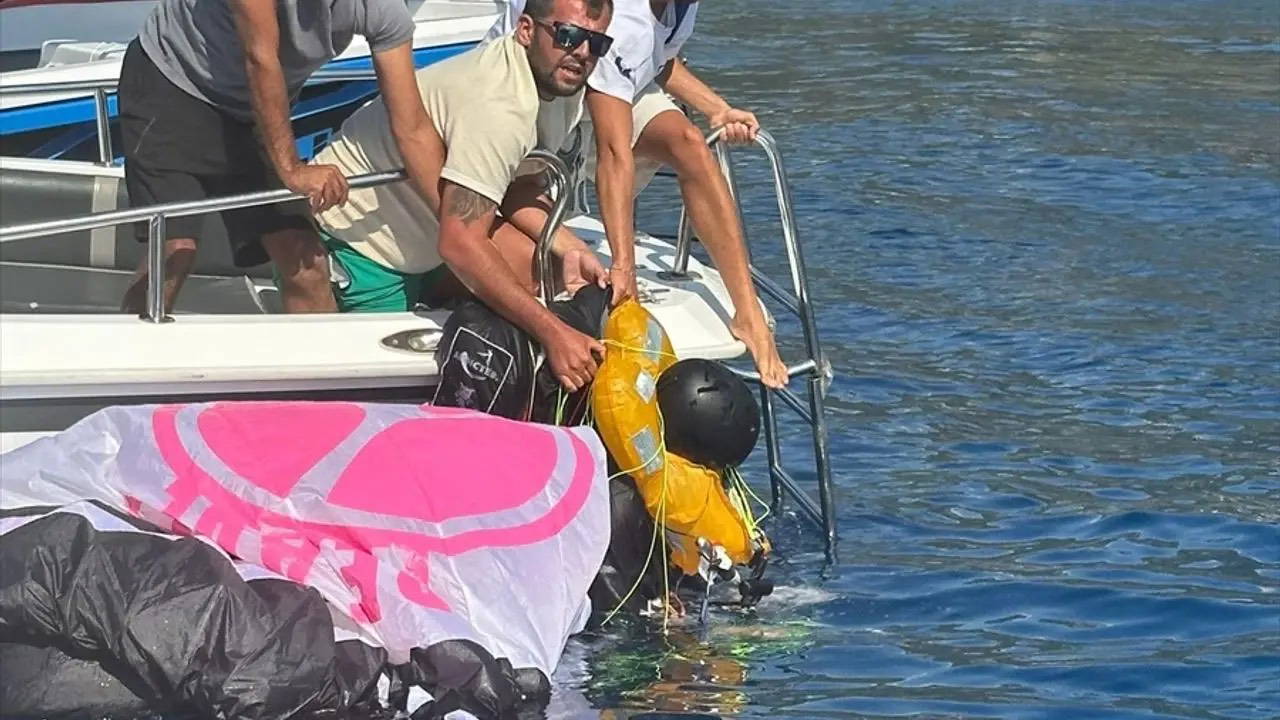 Fethiye'de denize düşen yamaç paraşütü pilotu hayatını kaybetti
