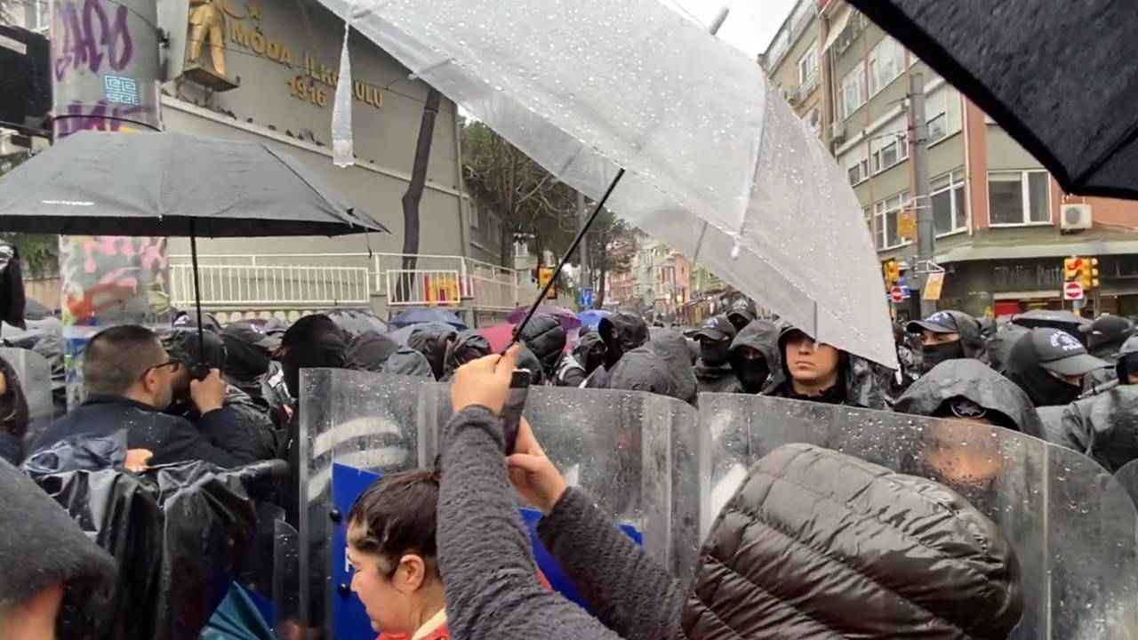 Tutuklu gazeteciler için Kadıköy'de polis ablukası altında eylem