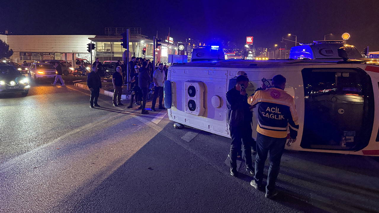 Tokat'ta ambulans devrildi: Yaralılar var!
