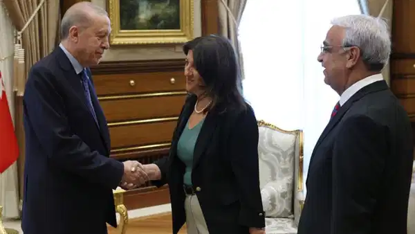Son dakika... Erdoğan ile DEM Parti İmralı Heyeti görüşmesi sona erdi... DEM Parti: 'Sürecin kararlılıkla sürdürüleceğine dair ortak irade teyit edildi'