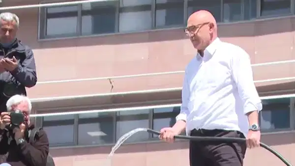 CHP Genel Merkezi'nde 'tahliye' gerginliği... Mahmut Tanal, elinde hortumla çatıya çıktı: Polisler geri çekildi!