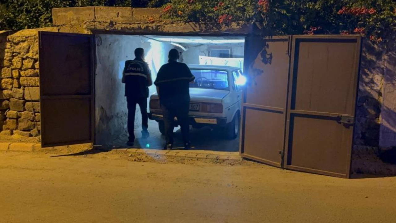 Çaldıkları araçla kaza yapıp bir evin garajına park ettiler!