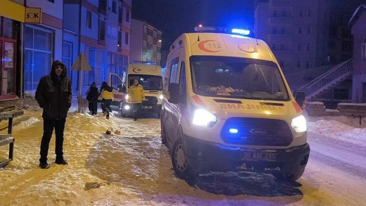 Kars'ta 'soba' zehirlenmesi: Aynı aileden 4 kişi hastaneye kaldırıldı