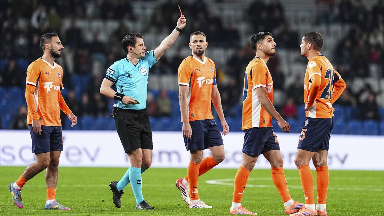 Başakşehirli oyunculardan hakem tepkisi: 'Artık sıkmaya başladı'