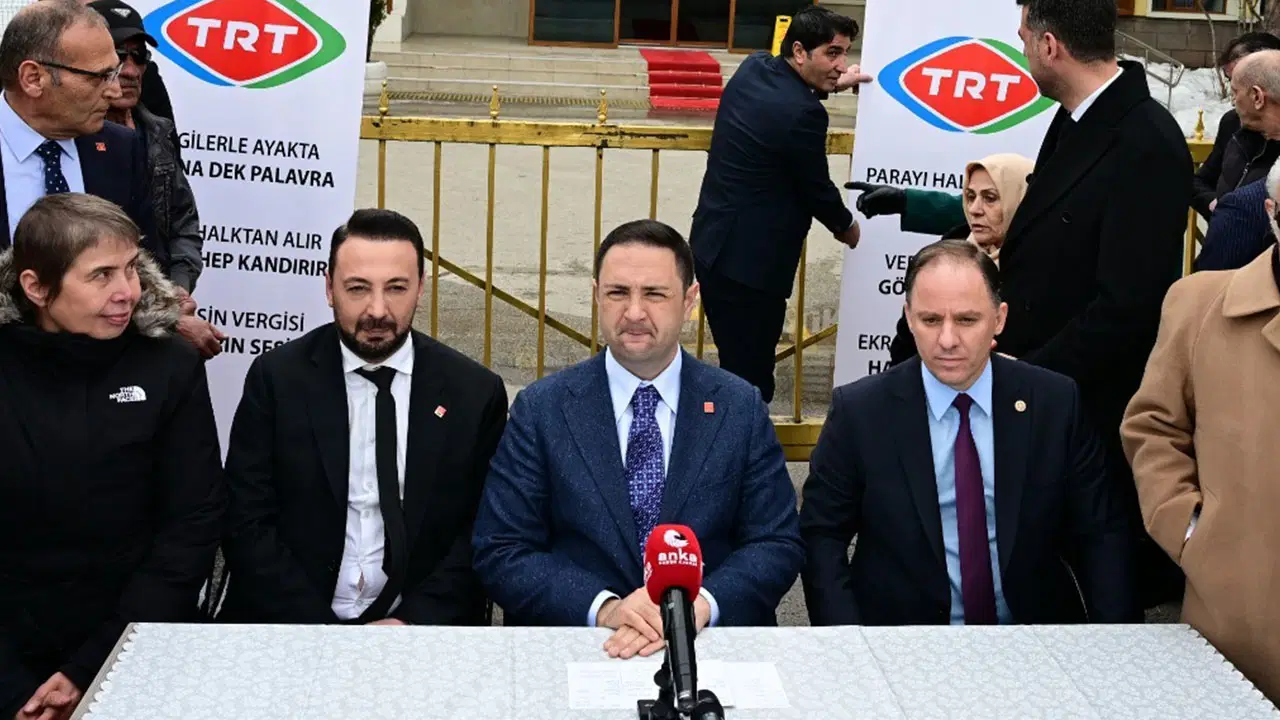 CHP'li Umut Akdoğan bu kez Erzurum'da TRT'yi protesto etti: 'Vergilerimizi helal etmiyoruz'