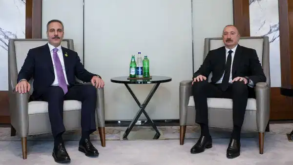 Erdoğan'ın katılmadığı zirvede yeni gelişme: Aliyev, Hakan Fidan'ı kabul etti