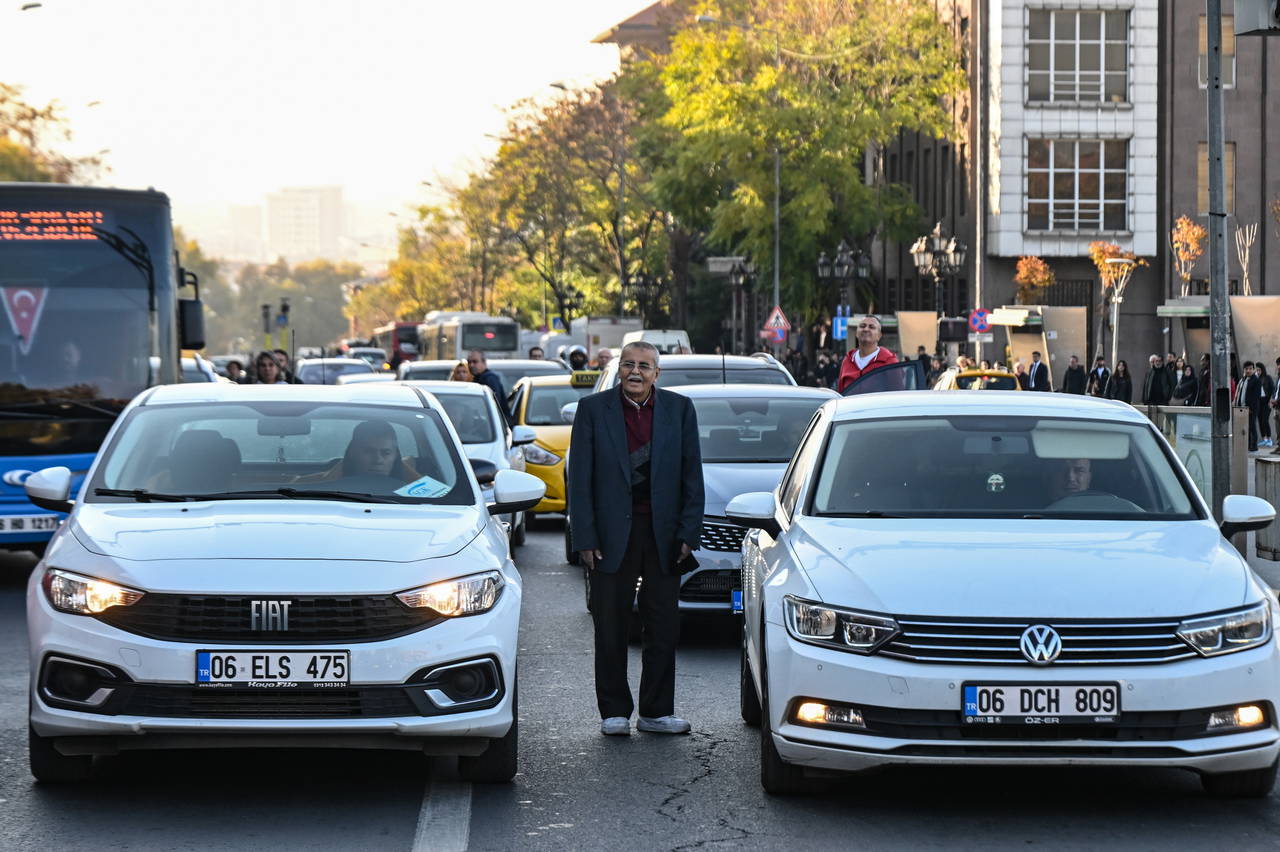 81 ilde saat 9'u 5 geçe hayat durdu... Sonsuz minnet, sonsuz sevgi: Türkiye Ata'sını özlemle andı