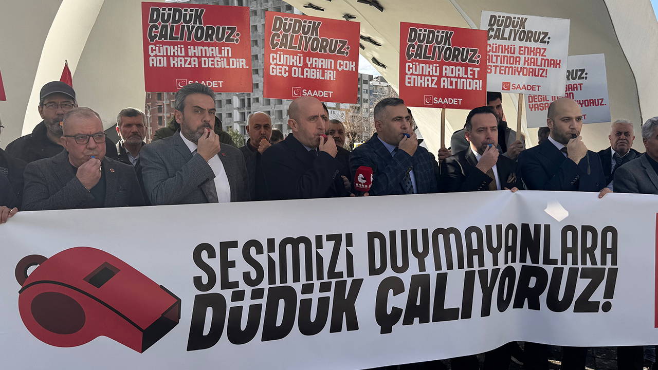6 Şubat depremlerinin 3. yılı... Saadet Partisi'nden İzmir'de düdüklü eylem: 'Sesimizi duyan var mı?'