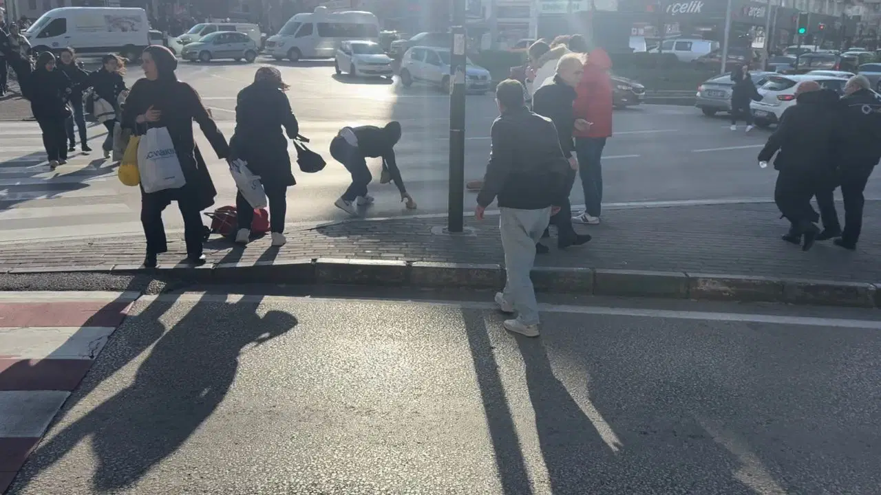 Bursa'da lodos zor anlar yaşattı: trafik lambasına tutundular