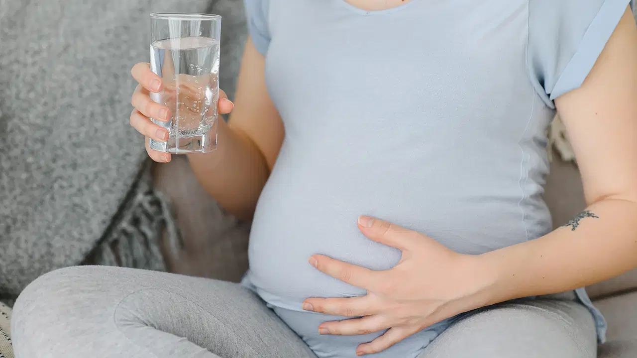 Hamilelere yaz beslenmesi uyarısı: 'Susamayı beklemeden su için'