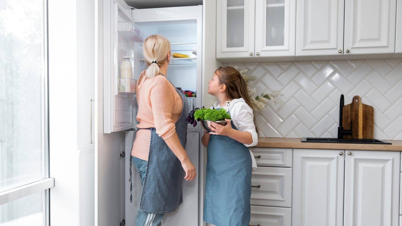 Buzdolabını kimyasal deterjanla silenler dikkat: Yiyeceklerinize her gün 'zehir' solutuyor olabilirsiniz