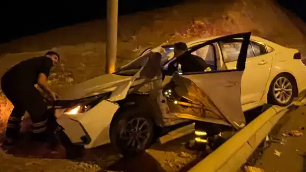 Siirt'te bariyere çarpan otomobil alev aldı: 1 yaralı