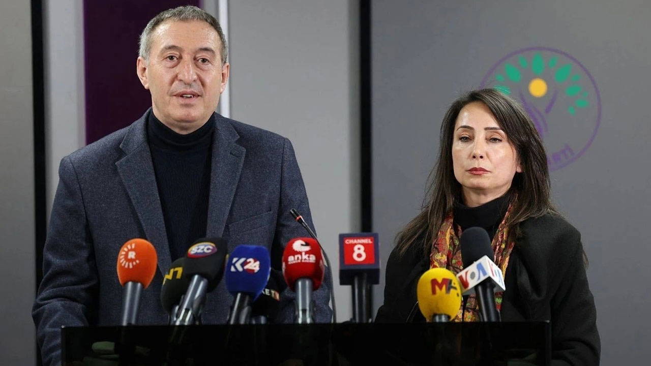 Son dakika... DEM Parti süreçte ikinci aşamaya geçildiğini açıkladı: 'Geçiş hukuku ve demokratik entegrasyon yasaları hayata geçirilmeli'