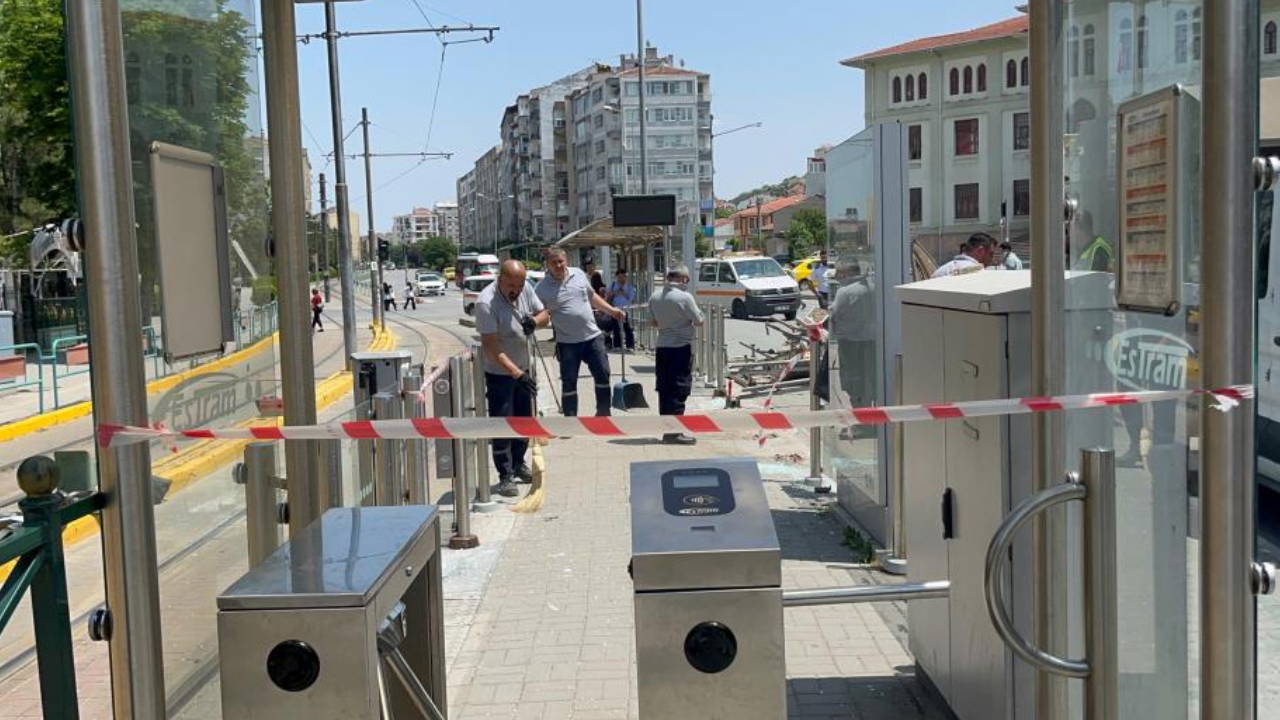 Otobüs, tramvay durağına daldı: Yaralılar var!