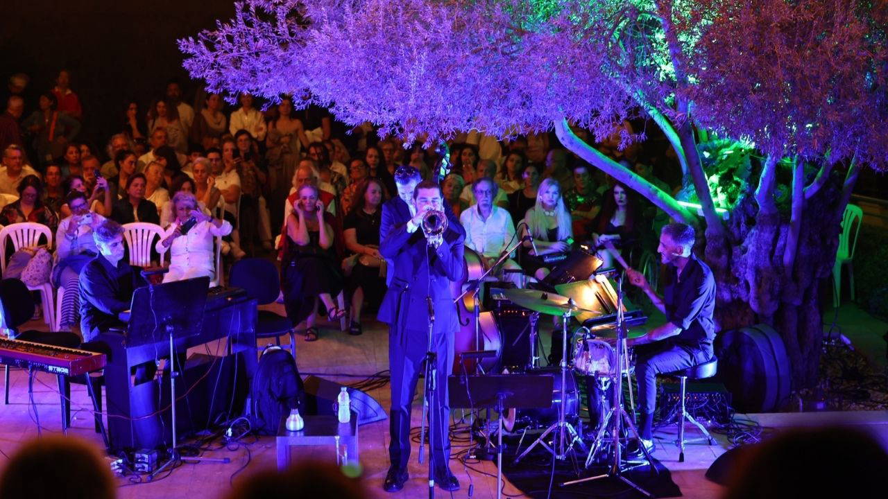 Zeytin ağacının altında caz müzik konseri