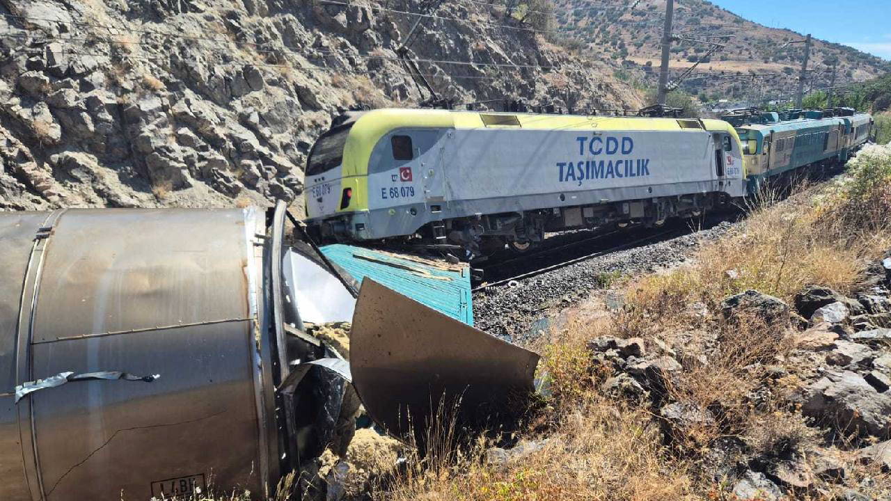 Malatya'da iki yük treni çarpıştı: Yaralı var!