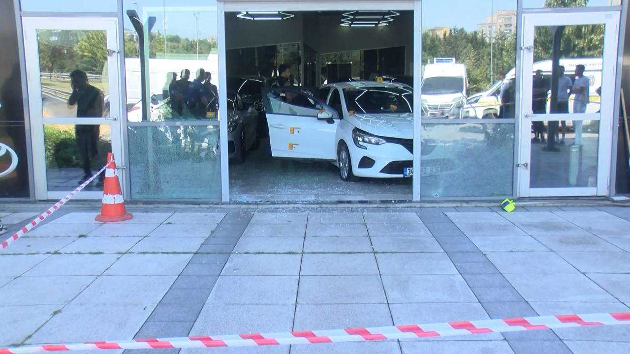 İstanbul'da oto galeriyi kurşunladılar... Yaralı var!