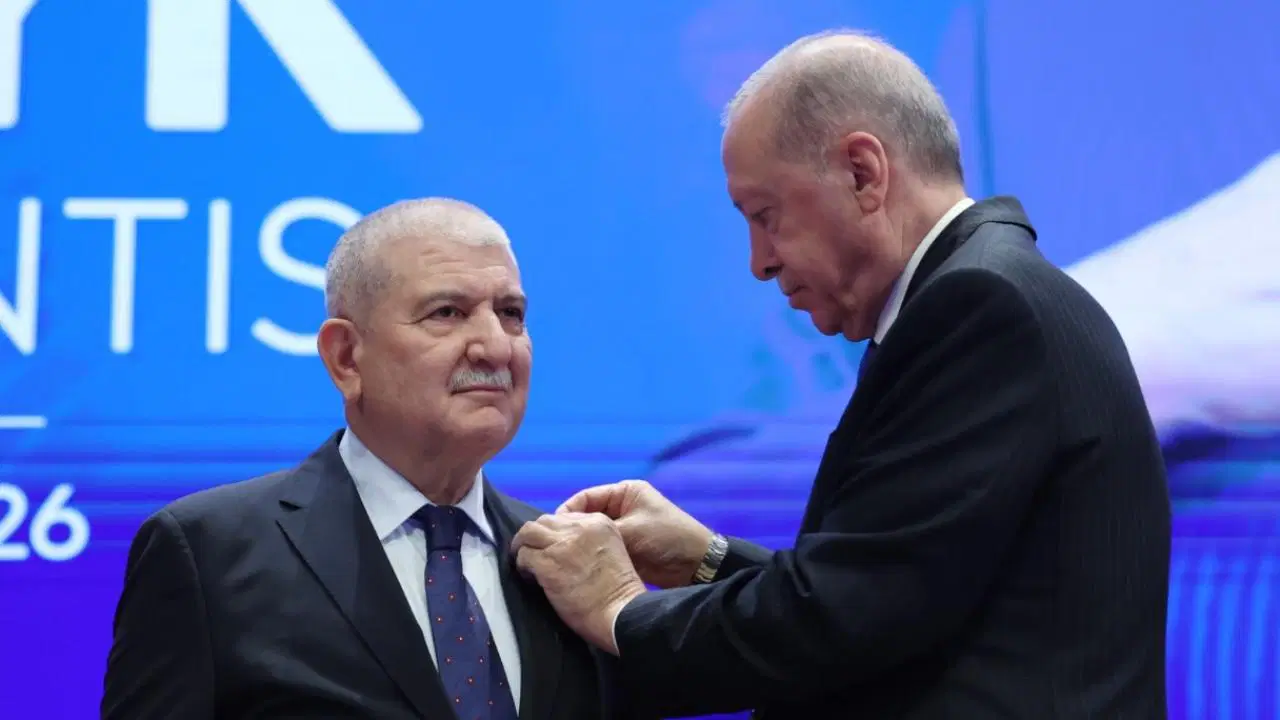 Rozetini Erdoğan taktı: AKP'ye geçer geçmez 'Genel Başkan Danışmanı' oldu