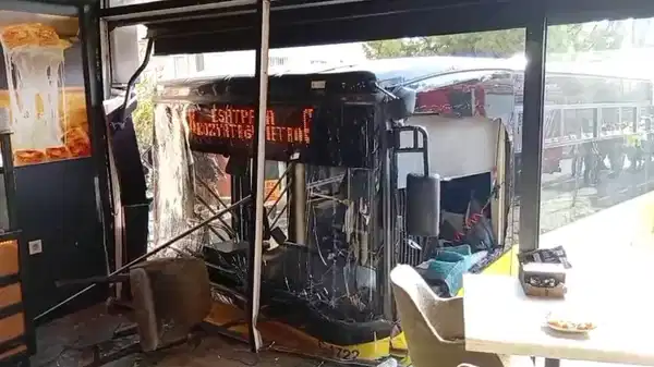 İETT otobüsü börekçi dükkanına girdi: Yaralılar var!
