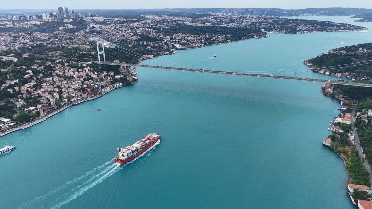 İstanbul Boğazı’nda görsel şölen: Bayramın son gününde turkuaz renge büründü!