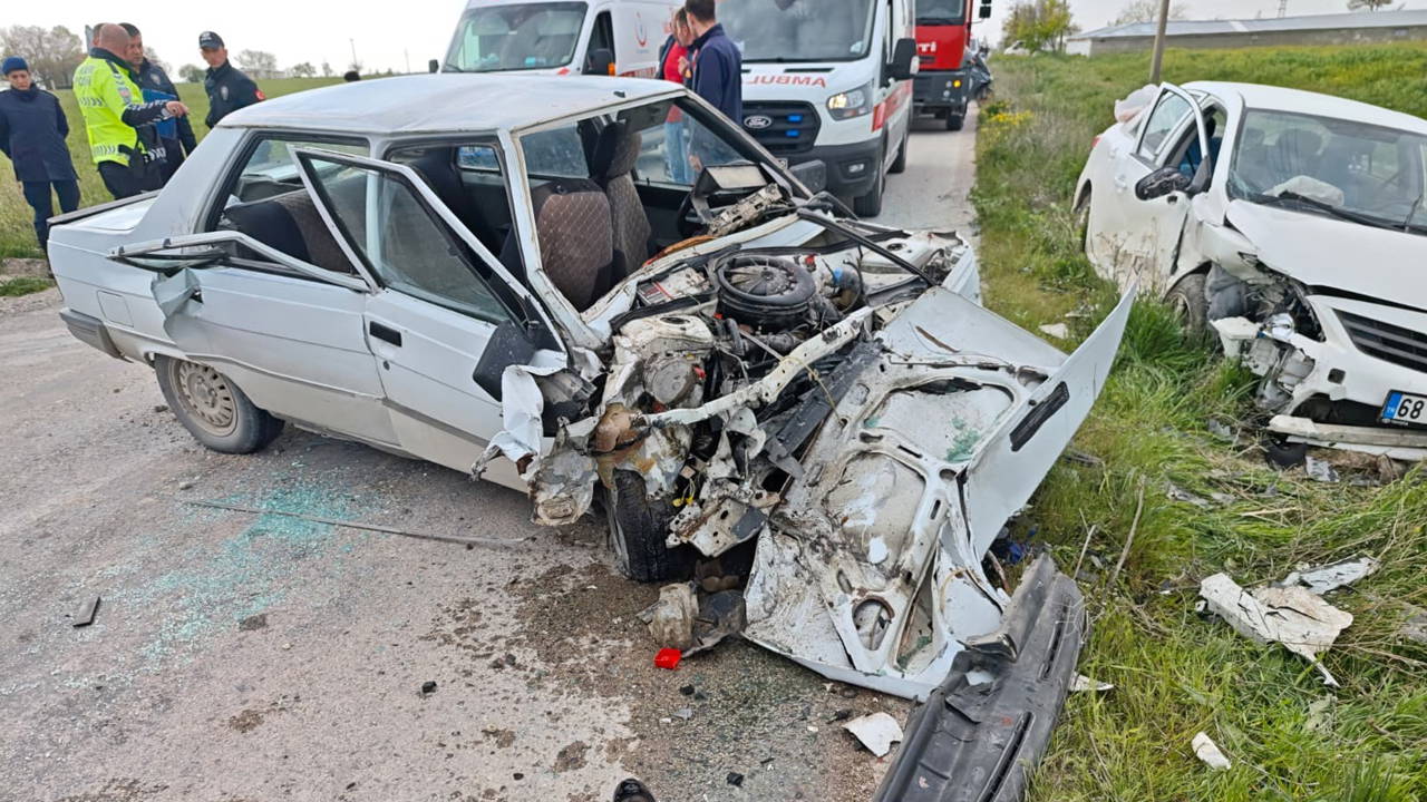 Aksaray'da facia gibi kaza... 2 otomobil çarpıştı: 4 yaralı