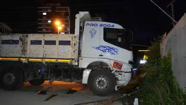 Direksiyon başında fenalaşan sürücü, istinat duvarına çarptı