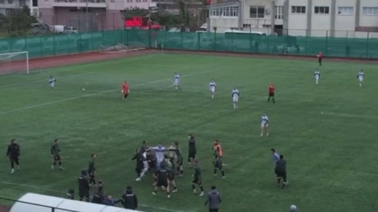 Artvin’de amatör maçta tekmeli yumruklu kavga!