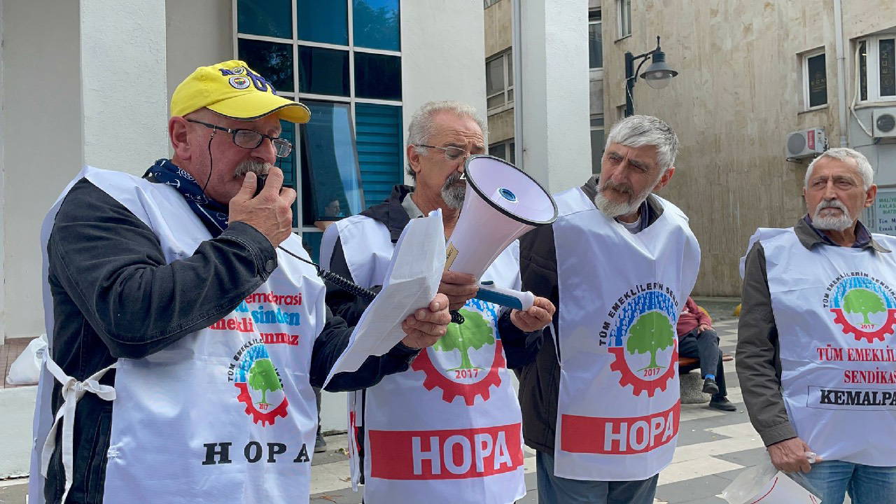 Emekliler Hopa’da "Geçinemiyoruz" eylemi yaptı