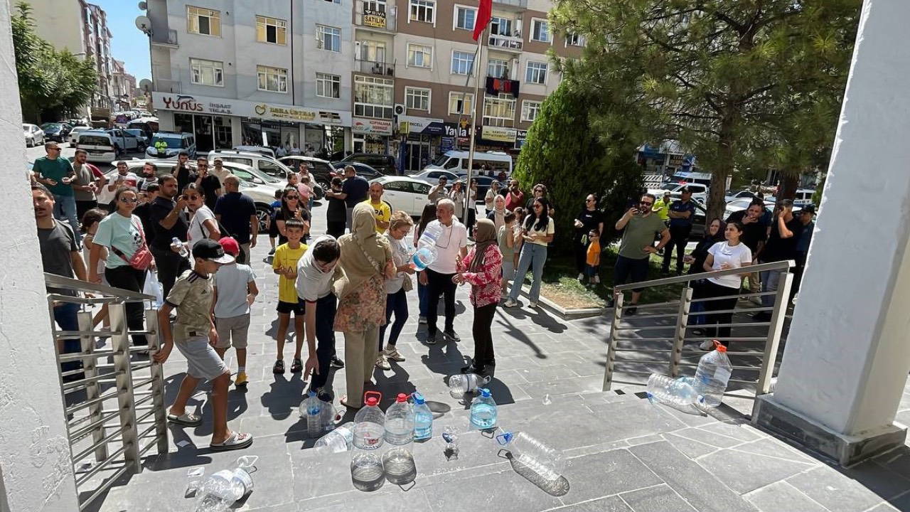 MHP’li Karaman Belediyesi'ne site sakinleri isyan etti: ‘3 gündür su yok!’