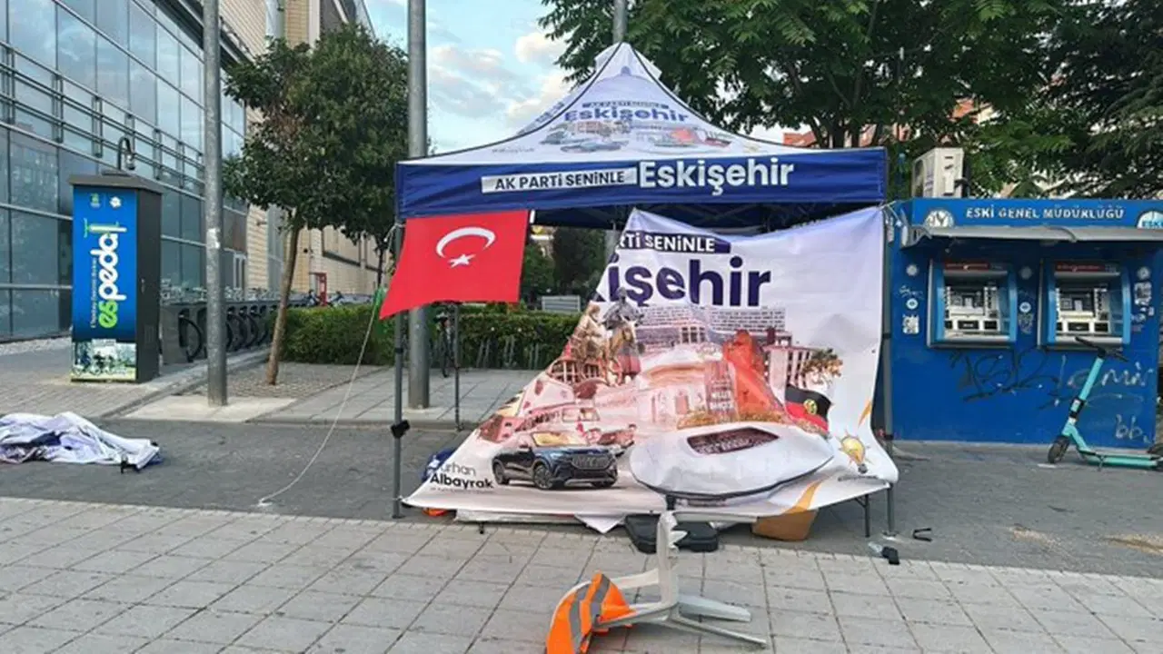 Eskişehir'de AKP standına saldırı: Gözaltına alınan şahıs tutuklandı