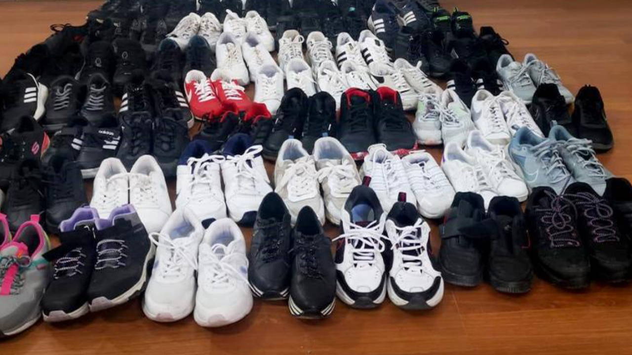 Çalınan ayakkabılarının peşine düşen adam, çocuk hırsızların evinde onlarca ayakkabıyla karşılaştı