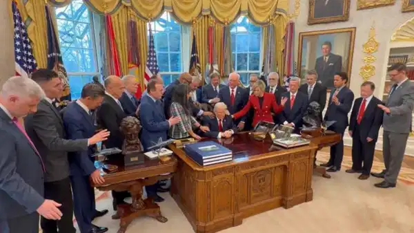 Oval Ofis’te yeni güvenlik stratejisi! Trump için toplu dua seansı…