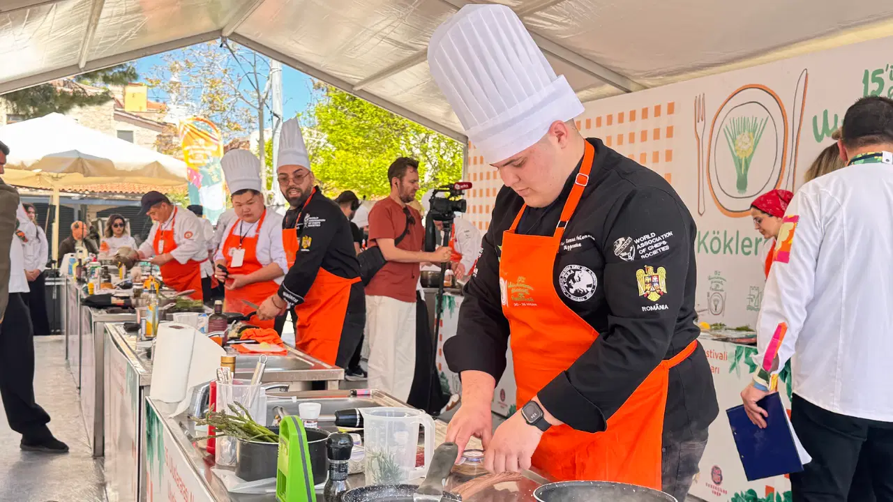 Alaçatı Ot Festivali’nde uluslararası şefler Alaçatı otlarıyla yarışıyor