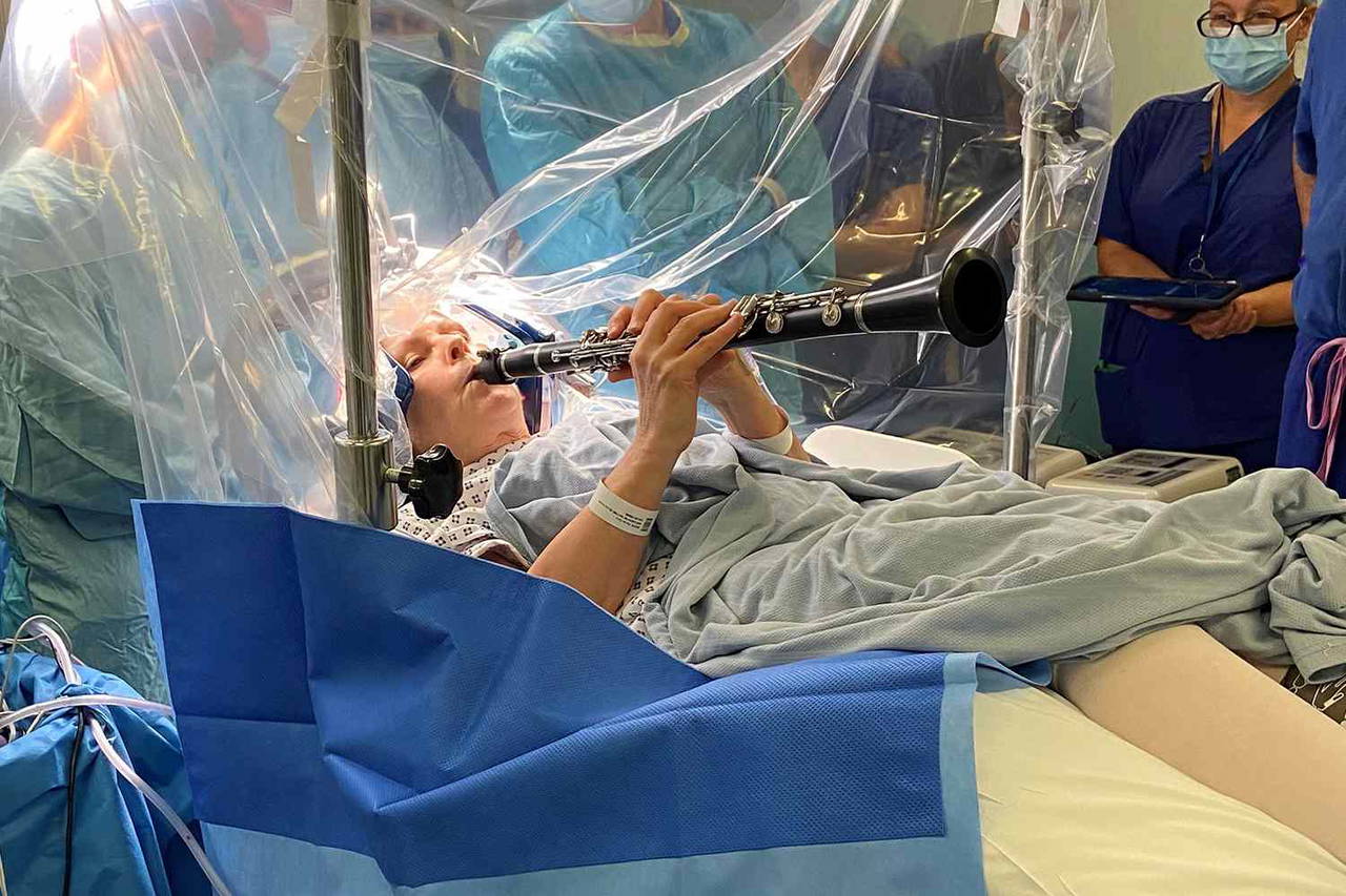 Parkinson hastası ameliyat masasında klarnet çaldı