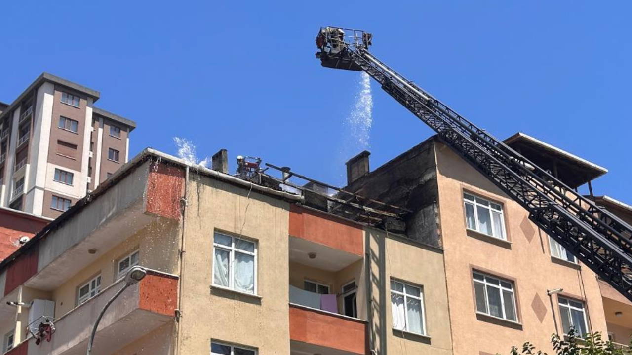 Ümraniye'de korkutan yangın: Alevler iki binaya sıçradı!