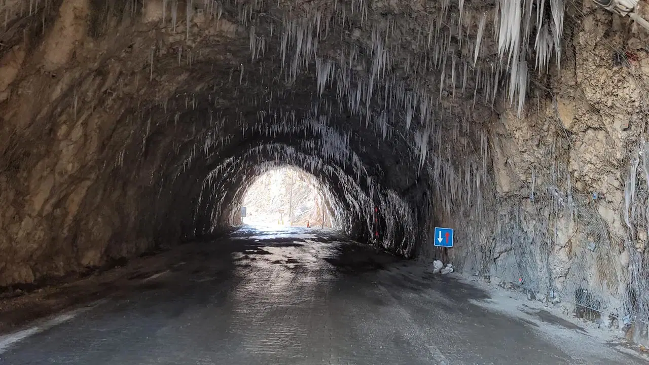 Doğu buz kesti: Kemaliye'deki taş yolda buz sarkıtları oluştu